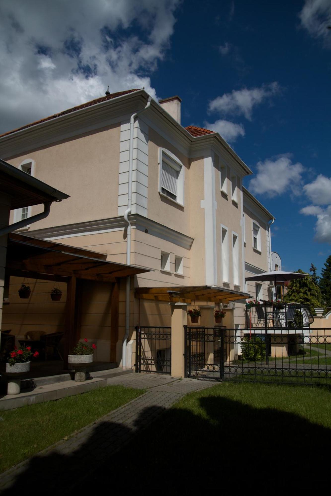Platan Hotel Шарвар Экстерьер фото