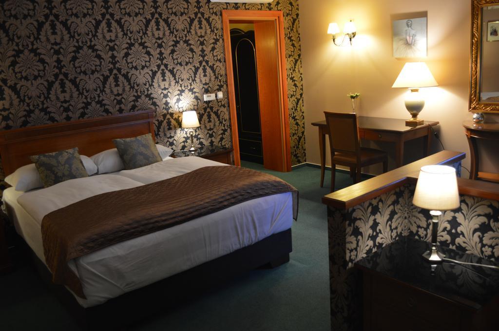 Platan Hotel Шарвар Экстерьер фото