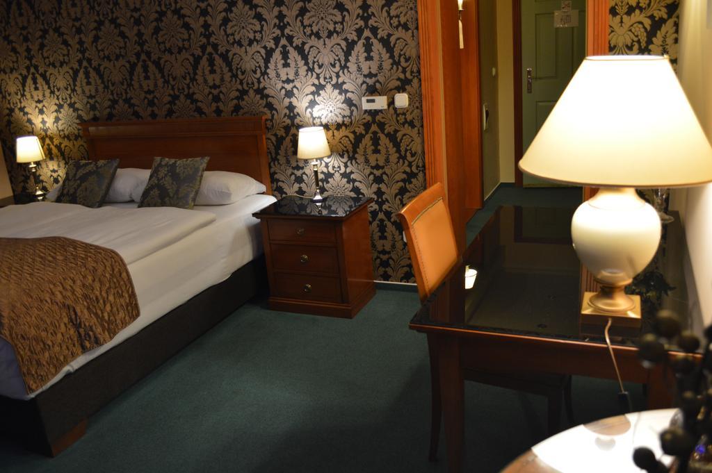 Platan Hotel Шарвар Экстерьер фото
